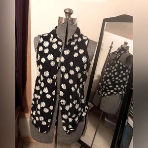 Sleeveless Daisy Vest Button-up